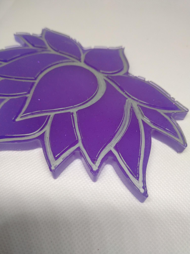 Fleur de lotus violette et argentée