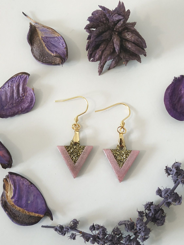 Boucles d'oreilles triangle rose pailleté or