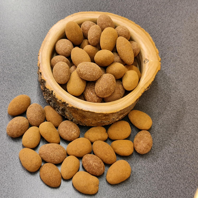 Mandel in Vollmilchschokolade & Zimtpulver