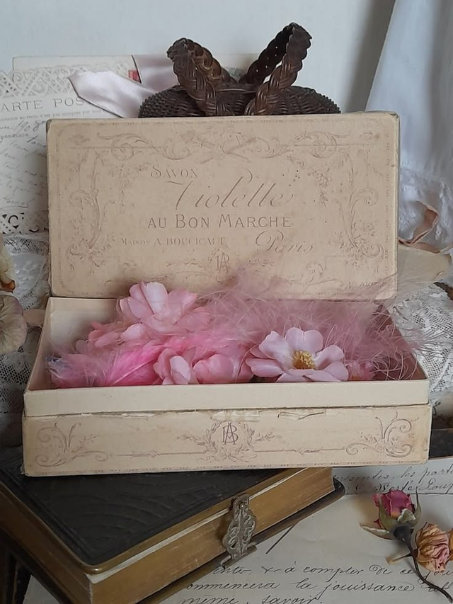 Boîte ancienne de savon "Au Bon Marché" avec fleurs et plumes à chapeaux