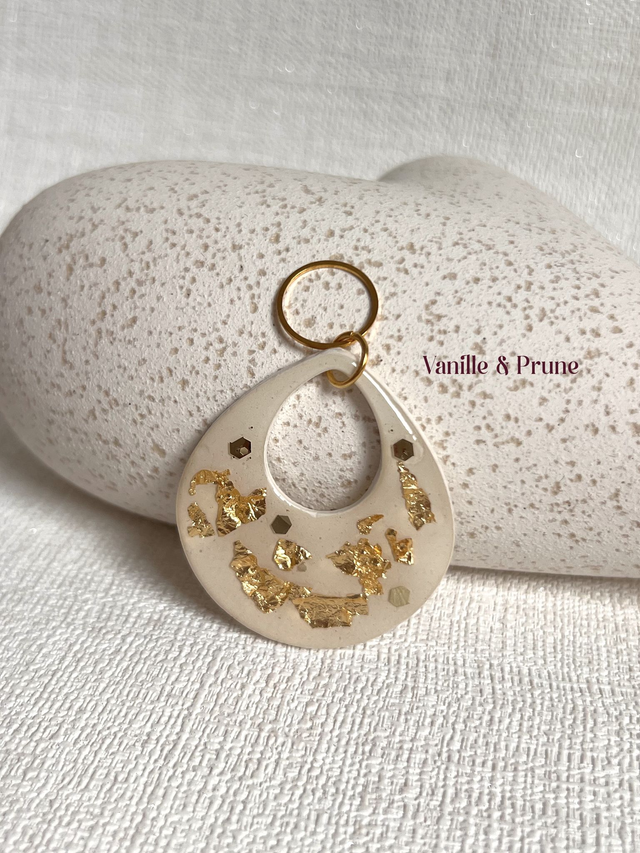 Pendentif forme goutte ajourée, décos feuilles d'or et grosses paillettes dorées claires