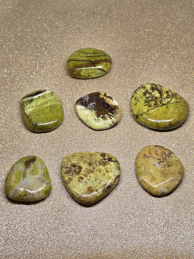 Opale verte en pierre plate 