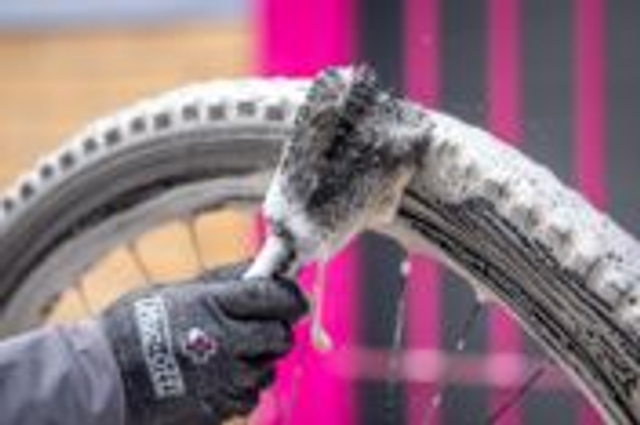Muc-Off Doppelkopf-Bürste – Effektive Reinigung mit zwei Köpfen