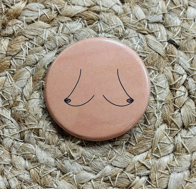 Badge &quot;pour les meufs&quot; Seins pointus