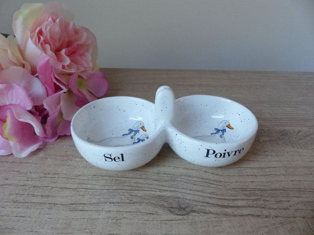 Ensemble vintage salière et poivrière en céramique blanche mouchetée avec oies et foulards bleus – décoration de table maison de campagne