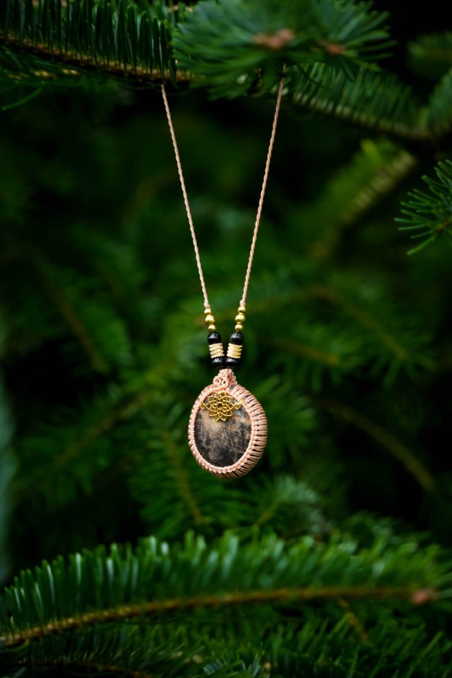 Collier long en micro-macramé couleur beige et Pierre de soleil Noire et obsidienne noire