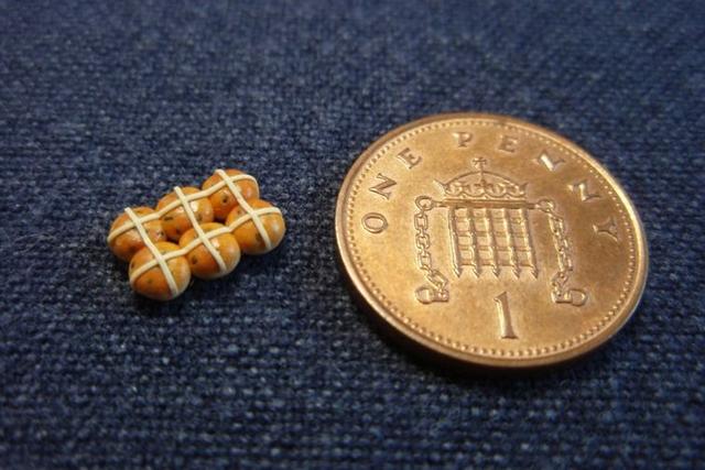 Hot Cross Buns (1/24th scale)