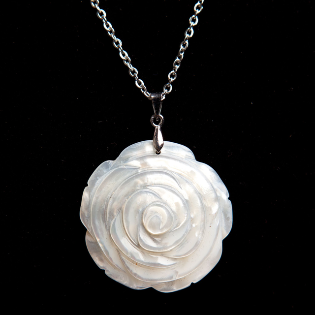 Pendentif rose nacre (2 modèles)