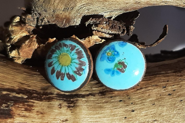 Petites Boucles d&#039;oreilles puces bleues petites fleurs