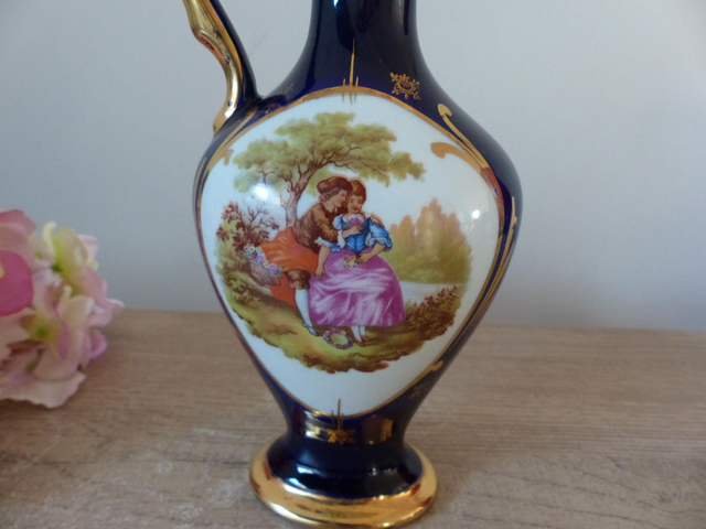 Ancien vase soliflore bleu cobalt et doré en porcelaine, aiguillère carafe romantique scène galante France, cadeau couple, décoration maison