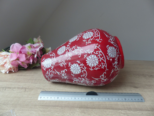 Grand vase rouge en céramique travaillée décor de fleurs et d'arabesques, vase rouge artisanal décoration maison cadeau