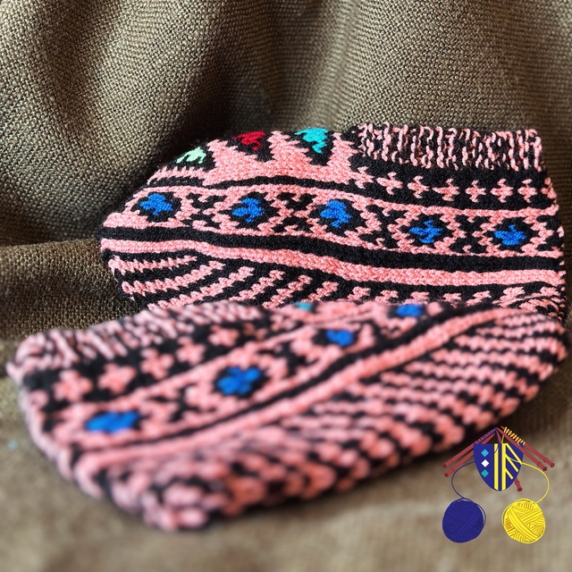 Stricksocken mit traditionellen Muster aus dem Iran in Rosa/schwarz