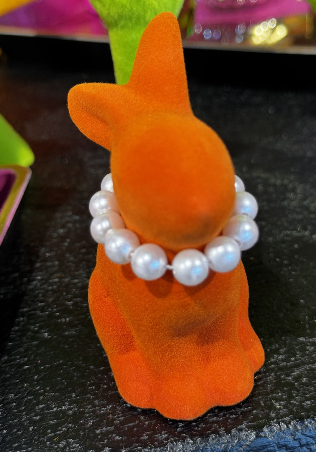 Hase mit Perlenkette