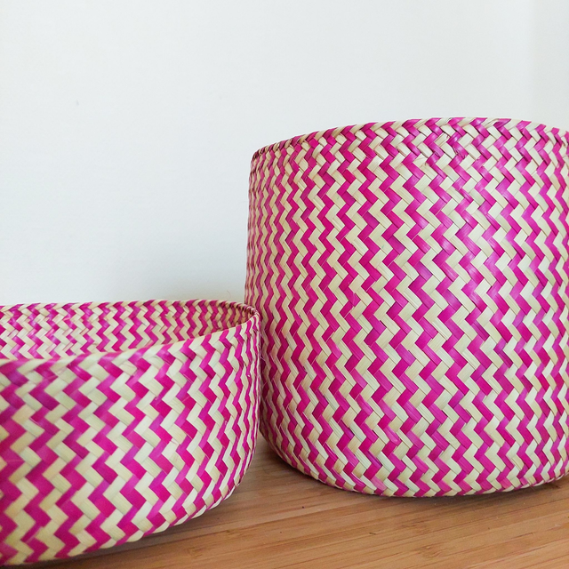 Petit panier rond en palme naturelle rose avec couvercle – Fait main 