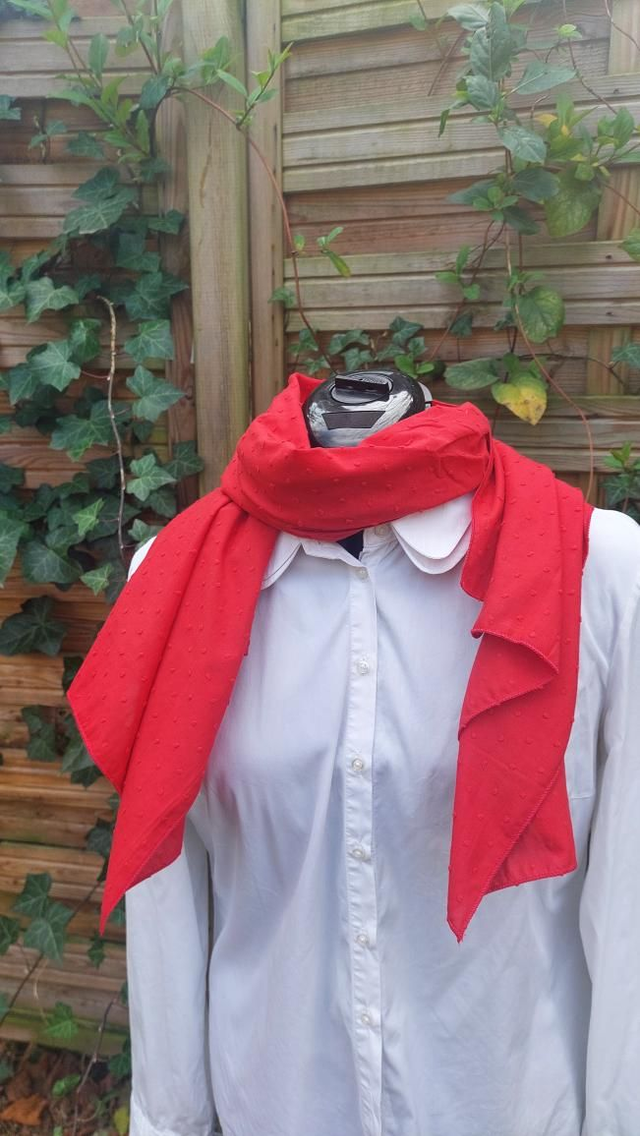 Foulard rouge en plumetis 