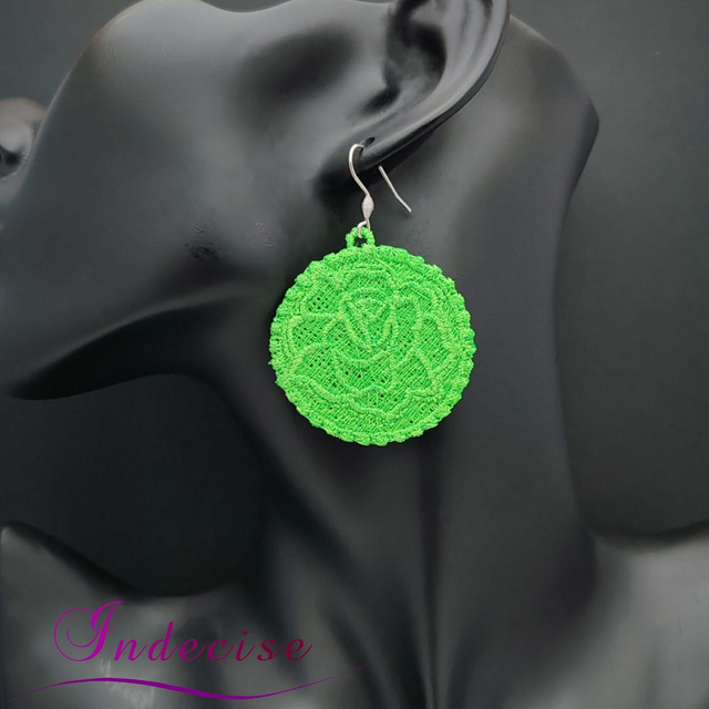 Boucles d'oreilles vert vif, broderie en machine relief de rose de rose - Création Indecise
