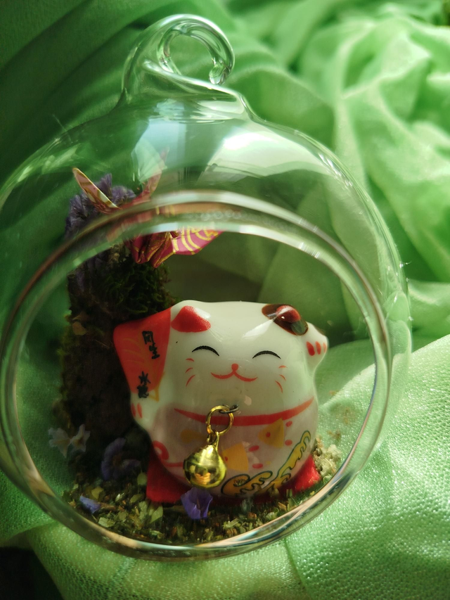 Boule maneki neko et grue roses