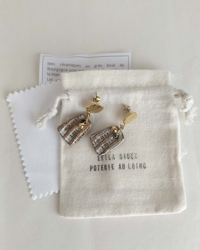 Boucles pendantes - brun et blanc