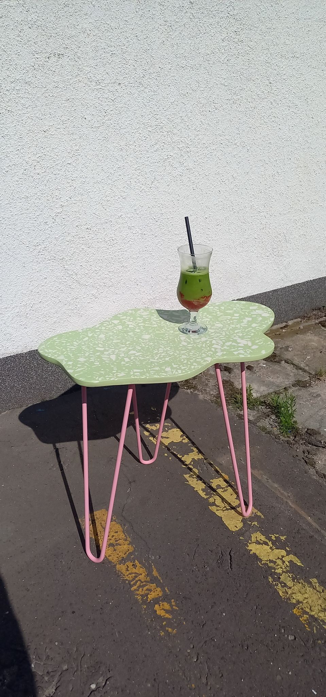 Stolik kawowy chmurka, kolorowy, lastryko na metalowych nogach, boczny, do salonu, na balkon, jasnozielony