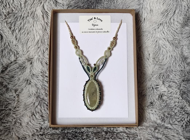 Collier bleu clair irisé et vert avec prehnite rutile