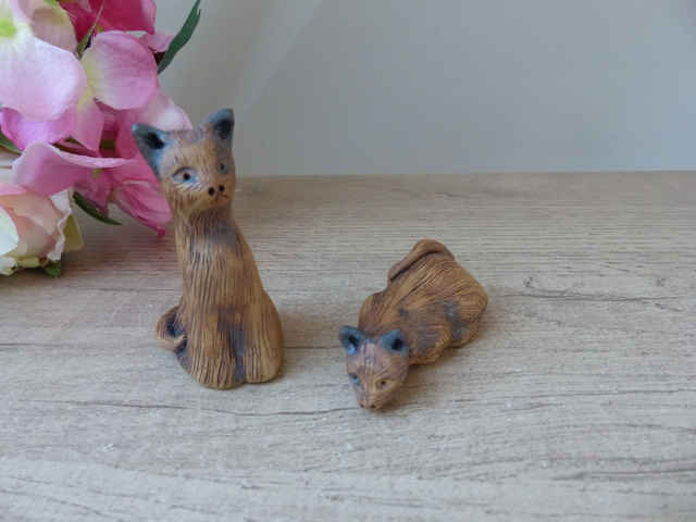 Duo de Figurines Chats Marron en Argile – Sculptées à la Main – Vintage Rare