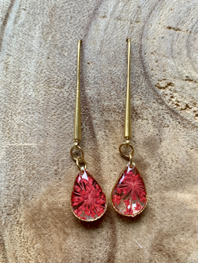 Rouge : Boucles d&#039;oreilles pendantes (dorées)