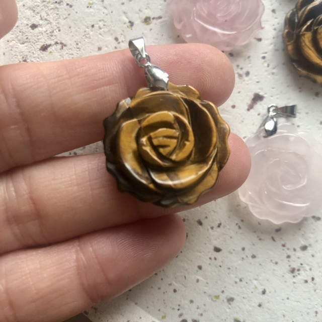 Pendentif sculpté en Oeil du Tigre 
