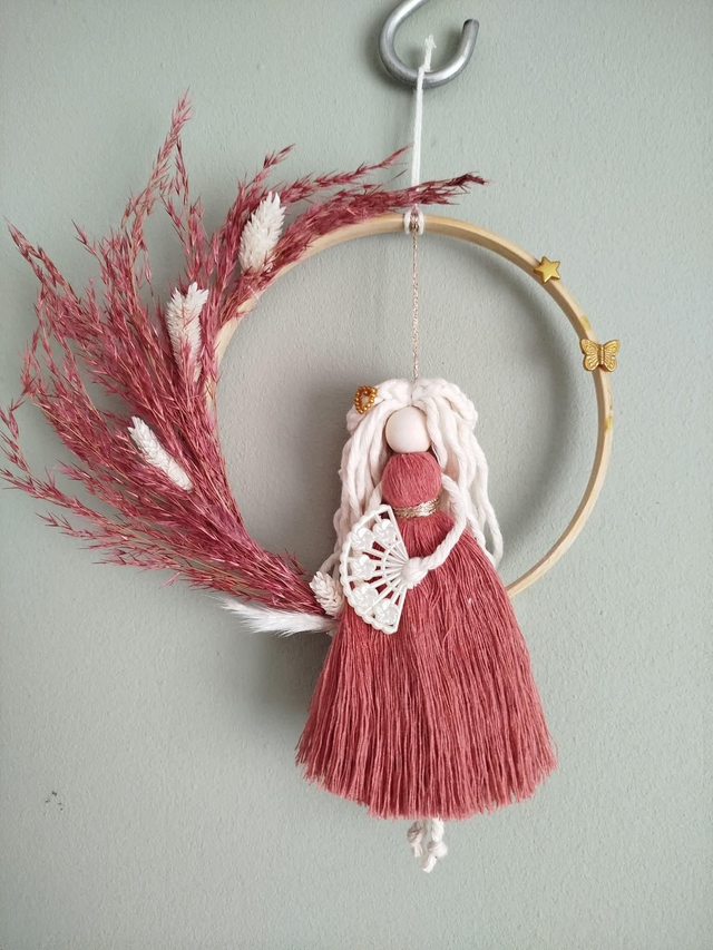 Poupée dans cercle bois