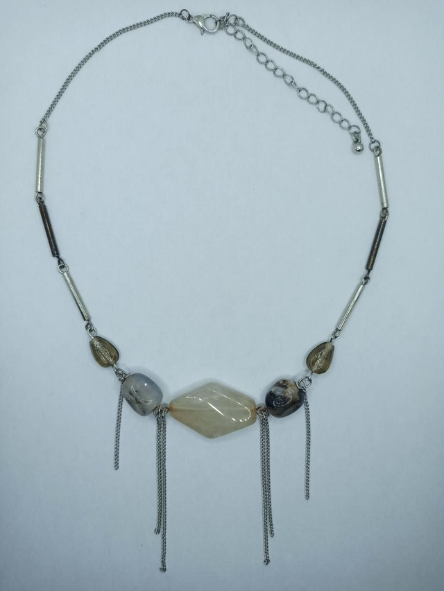 Suspendue (en beige)