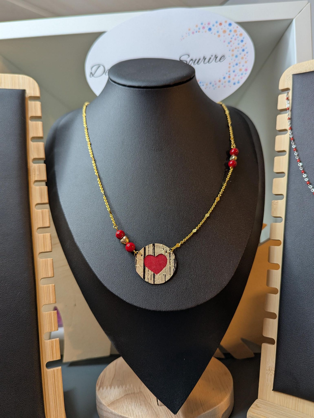 Collier long, sautoir, chaine couleur or avec pendentif cuir et tissus enduit rond et cœur, perles naturelles.