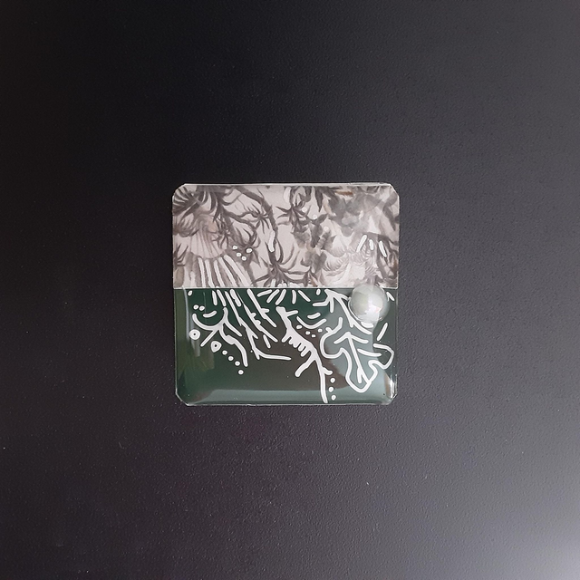 Broche petit carré collection floral fond vert sapin et décor feuillage mastic et cabochon