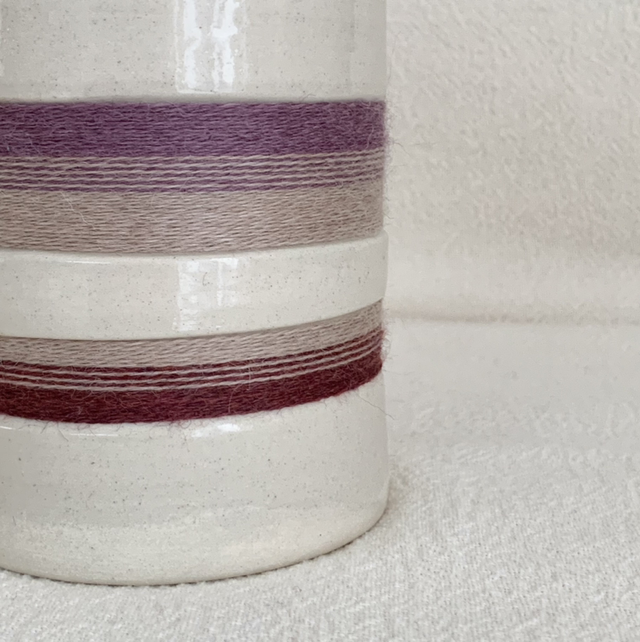 Vase en grès lisse tissé laine