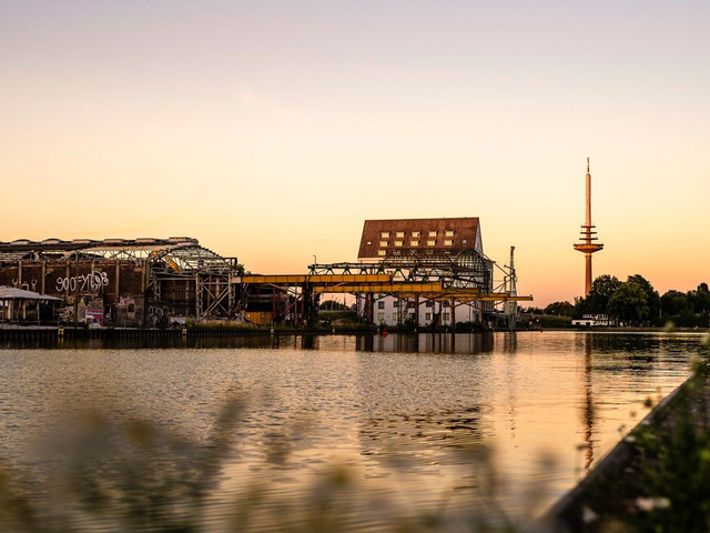 Hafen mit Fernmeldeturm