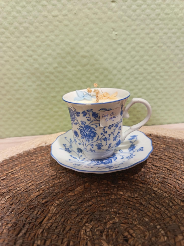 Tasse fleurie bleu "pet de singe"