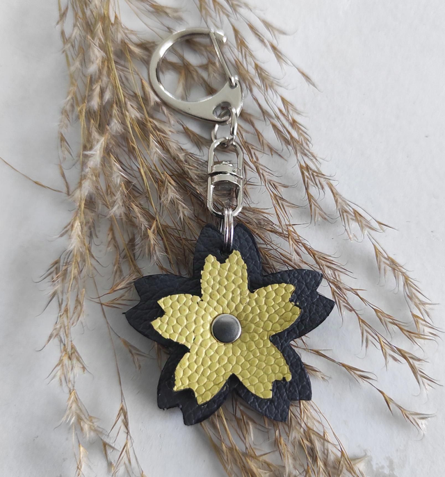 Porte clés fleur en cuir 