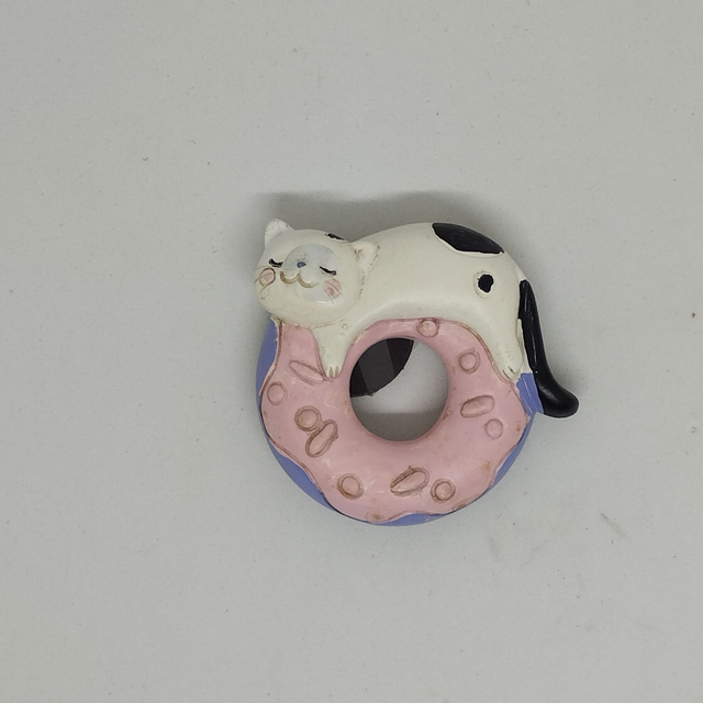 Chat blanc et noire sur donuts