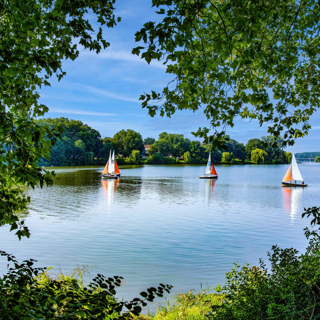 Ufer mit Segelbooten