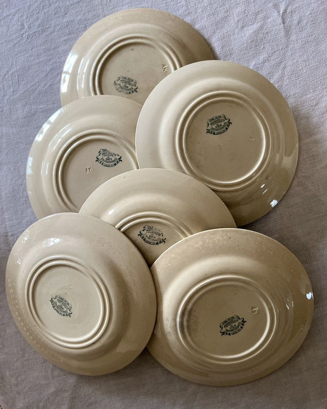 LOUIS XV - Suite de 6 assiettes plates signées Gien - Terre de Fer