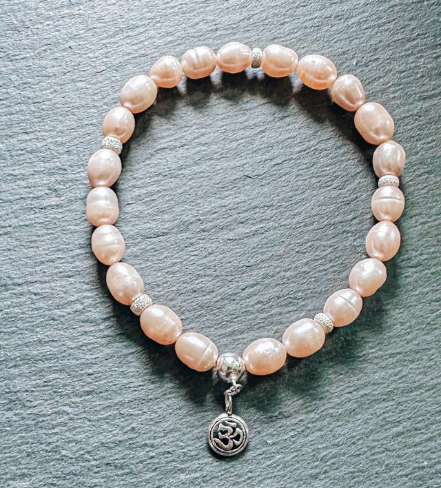 OM 🕉️ Perlenarmband mit Glitzerstaub