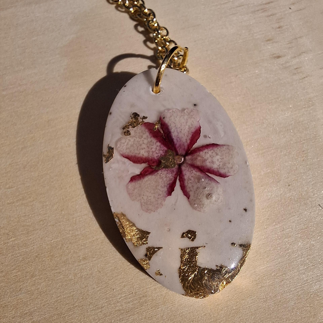 Collier dorure et fleur figée du jardin