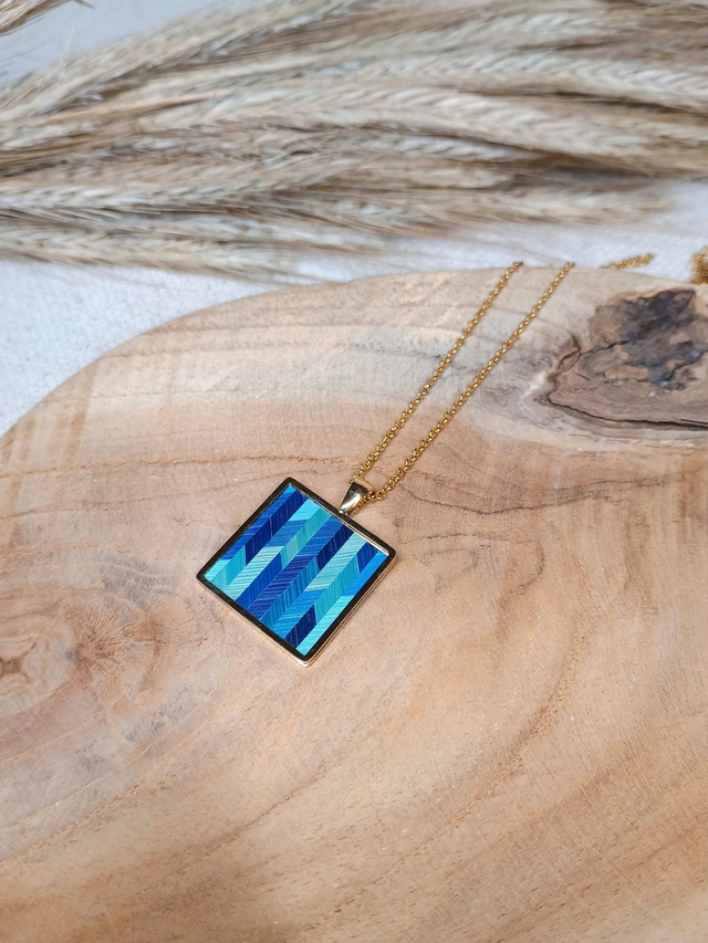 Collier MÉDAILLON Chevrons Bleus - Acier inoxydable doré à l'or