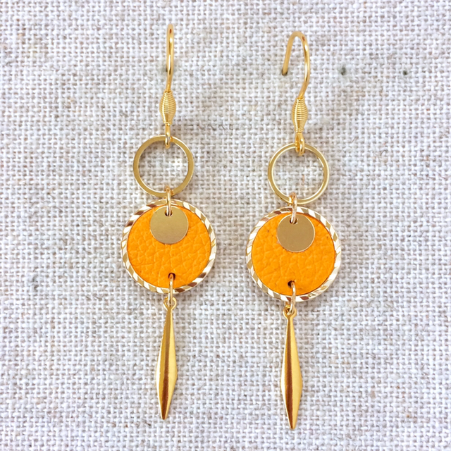 Boucles d’oreilles « Sonate » dorées, cuir safran