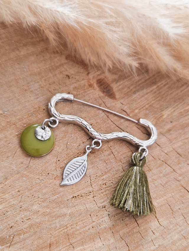 Broche à breloques "Feuille" - Modèle kaki sur support argenté 
