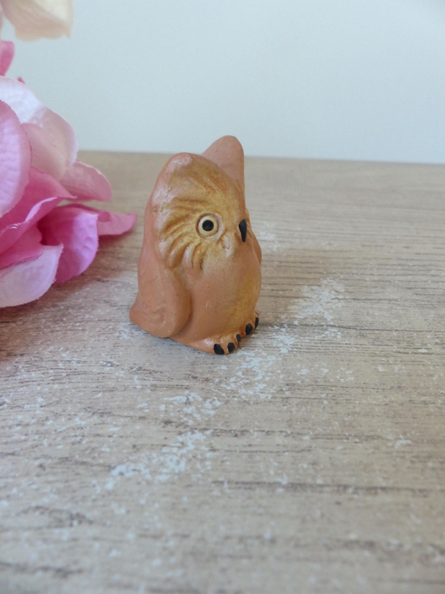 Figurine miniature hibou en argile – Poterie vintage faite à la main, petit porte-bonheur décoratif