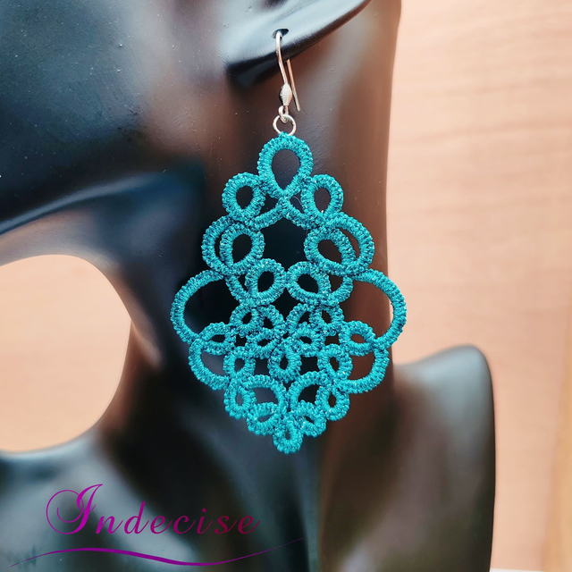 Boucles d'oreilles chandelier couleur bleu métal brillant, crochets et pampilles en acier inoxydable - Créations Indecise