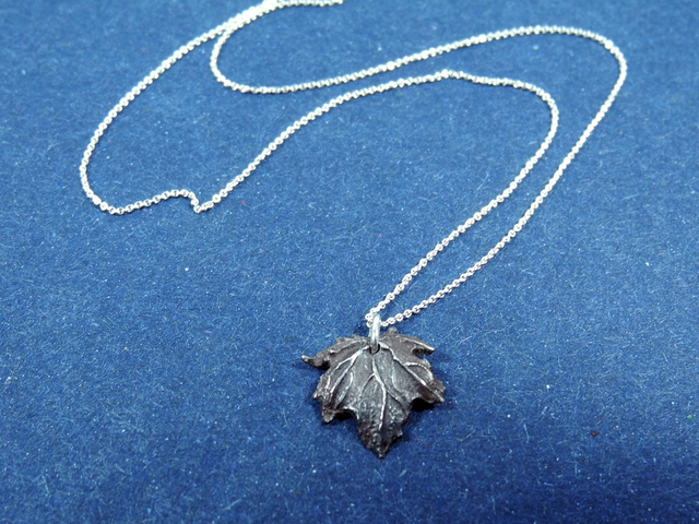 Sweet Maple necklace dark silver