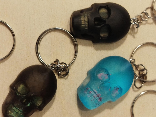 Porte clés tête de mort plate