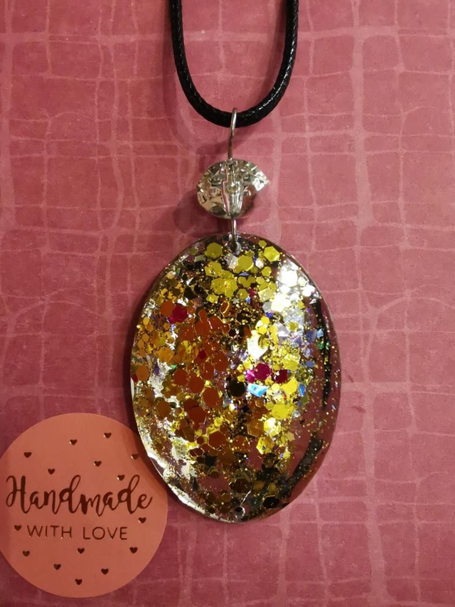 Pendentif doré pailleté 