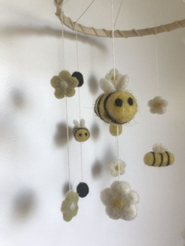 Mobile pour bébé - Abeilles et fleurs - SUR COMMANDE UNIQUEMENT