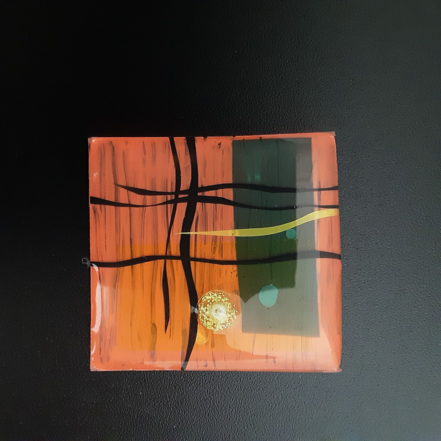 Broche carrée fond orange strié incrustation jaune verte et cabochon or